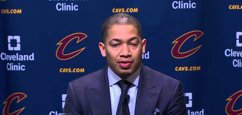 Tyronn Lue em coletiva de imprensa