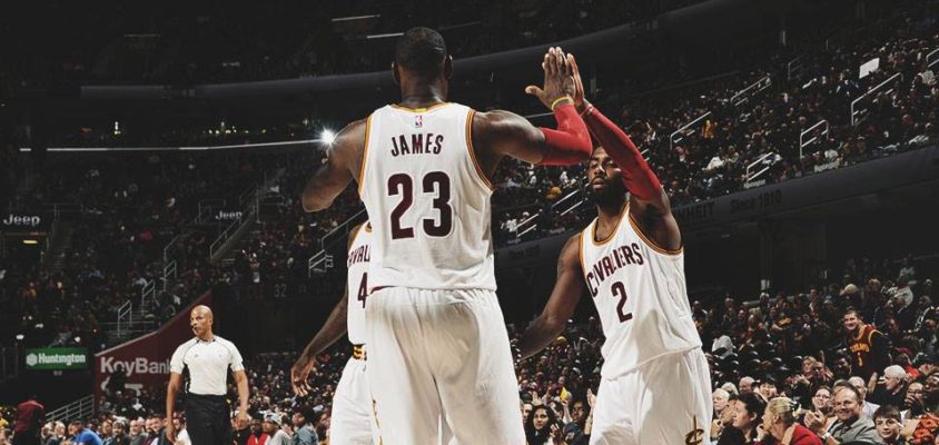 LeBron e Irving comemoram ponto em vitória dos Cavaliers em pré-temporada da NBA