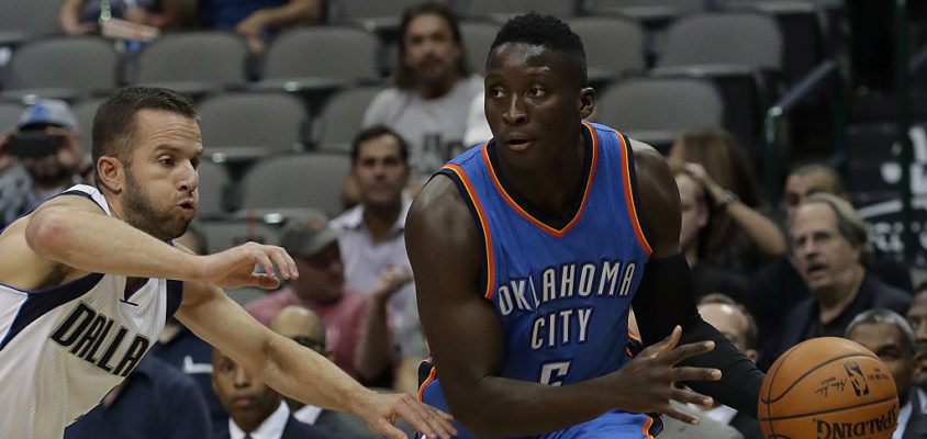 Victor Oladipo passa por J.J. Barea