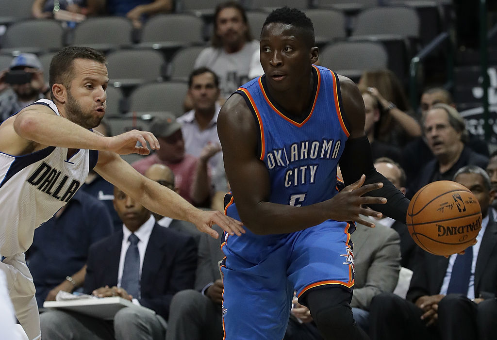 Victor Oladipo passa por J.J. Barea