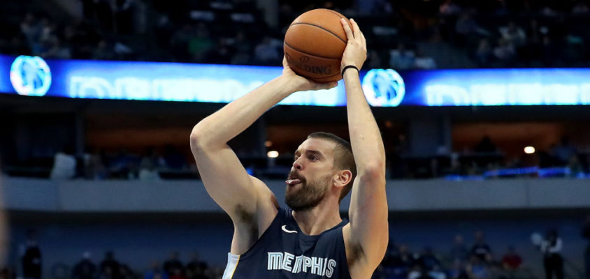 Marc Gasol #33 of the Memphis Grizzlies shoots the ball against the Dallas Mavericks in the second half at American Airlines Center on October 25, 2017 in Dallas, Texas.