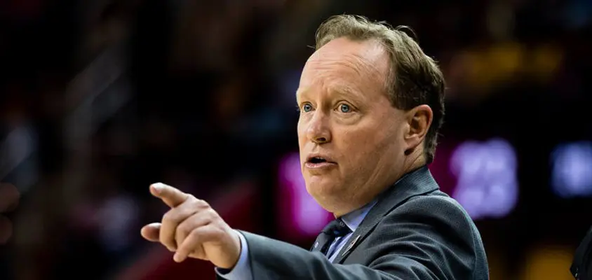 Mike budenholzer assina com os Bucks