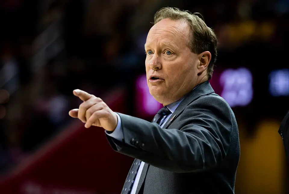 Mike budenholzer assina com os Bucks