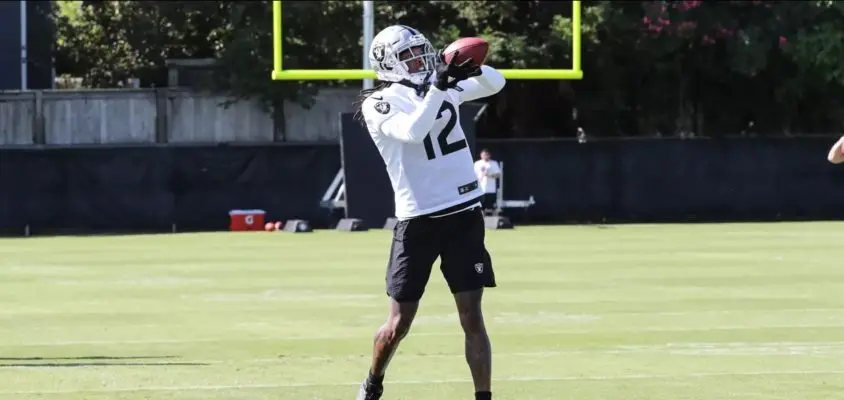 Martavis Bryant fazendo recepções no primeiro dia de training camp do Oakland Raiders.