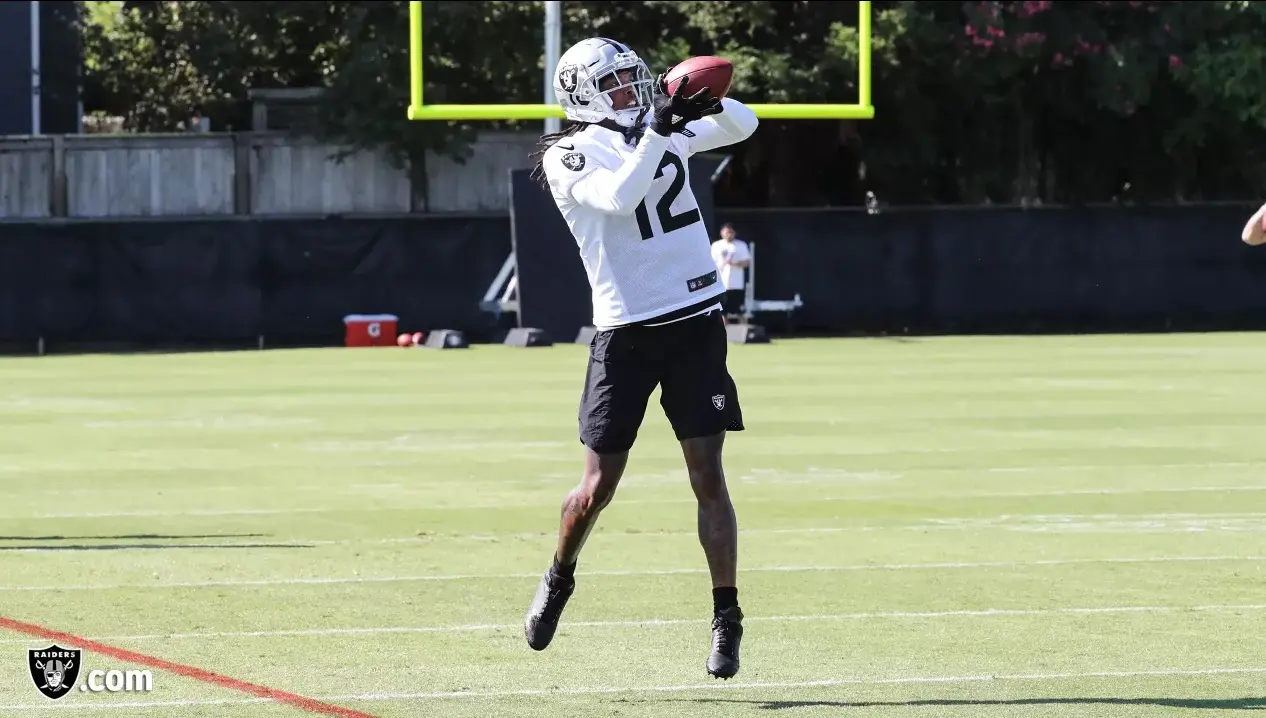 Martavis Bryant fazendo recepções no primeiro dia de training camp do Oakland Raiders.