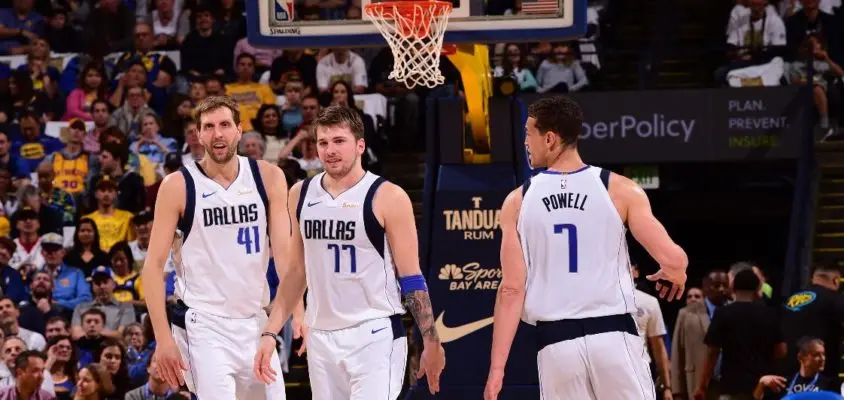 Luka Doncic, Dirk Nowitzki e Dwight Powell