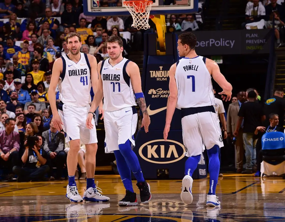 Luka Doncic, Dirk Nowitzki e Dwight Powell