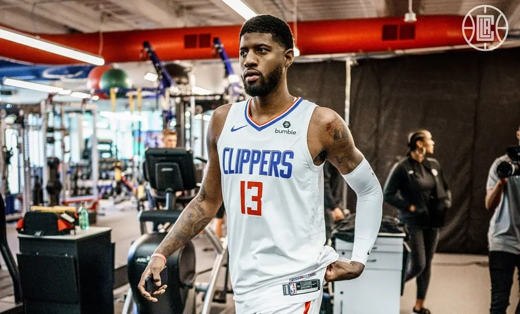 Paul George comparece ao Media Day dos Clippers neste domingo (29)