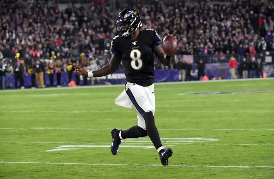 Lamar Jackson em ação pelo Baltimore Ravens vs New England Patriots pela semana 9 da NFL