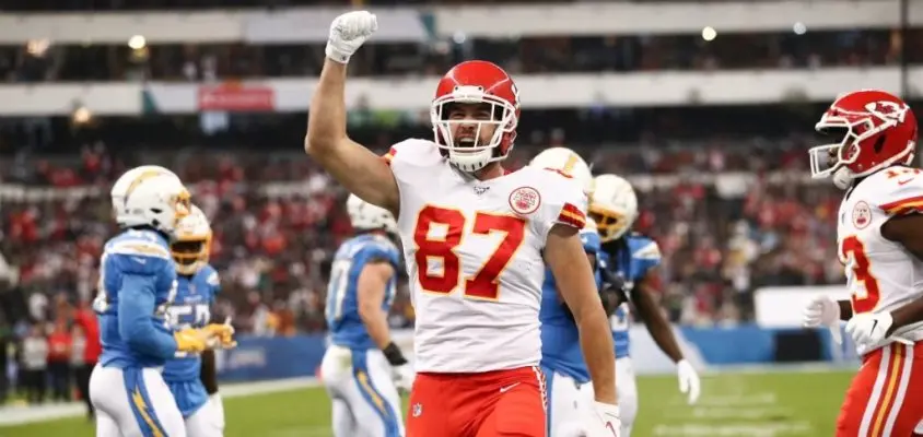 Travis Kelce comemora seu touchdown do Kansas City Chiefs contra o Los Angeles Chargers pelo MNF no México