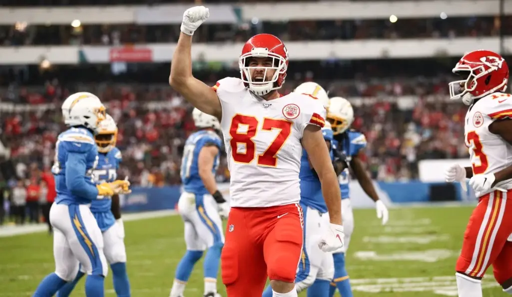 Travis Kelce comemora seu touchdown do Kansas City Chiefs contra o Los Angeles Chargers pelo MNF no México