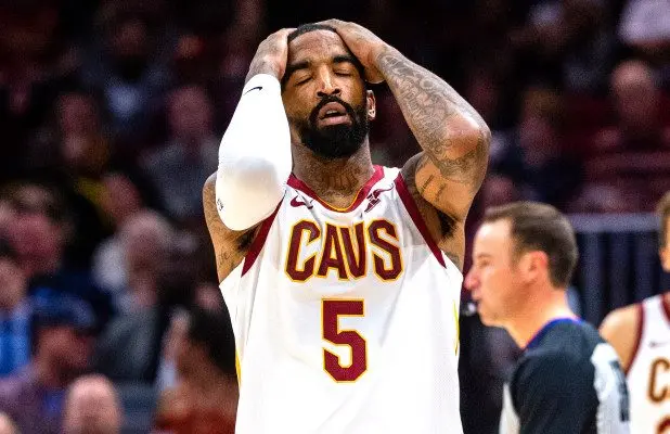 J.R. Smith agride homem que quebrou seu carro em manifestação