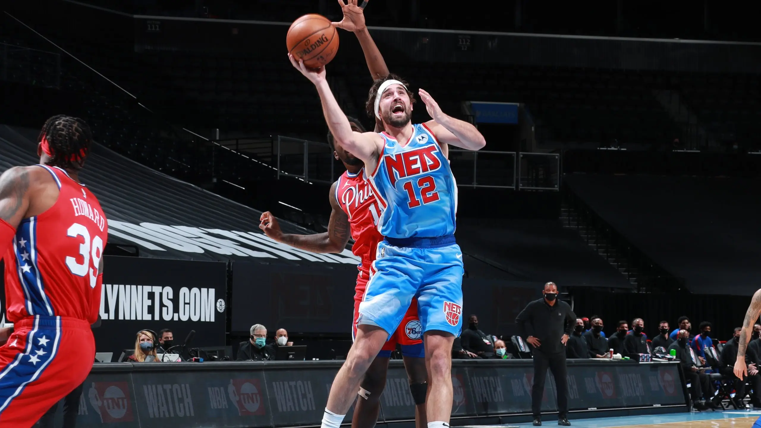 Sem Irving e Durant, Nets dominam 76ers com boas atuações de Harris e LeVert