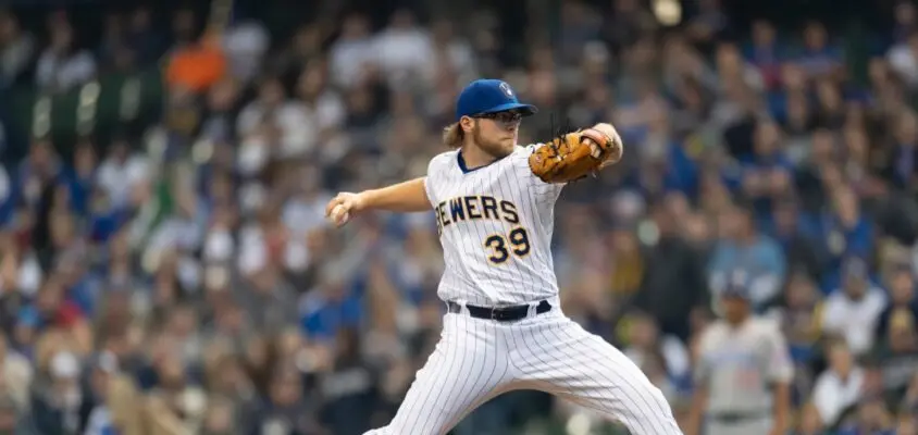 Corbin Burnes arremessando pelo Milwaukee Brewers em 2019