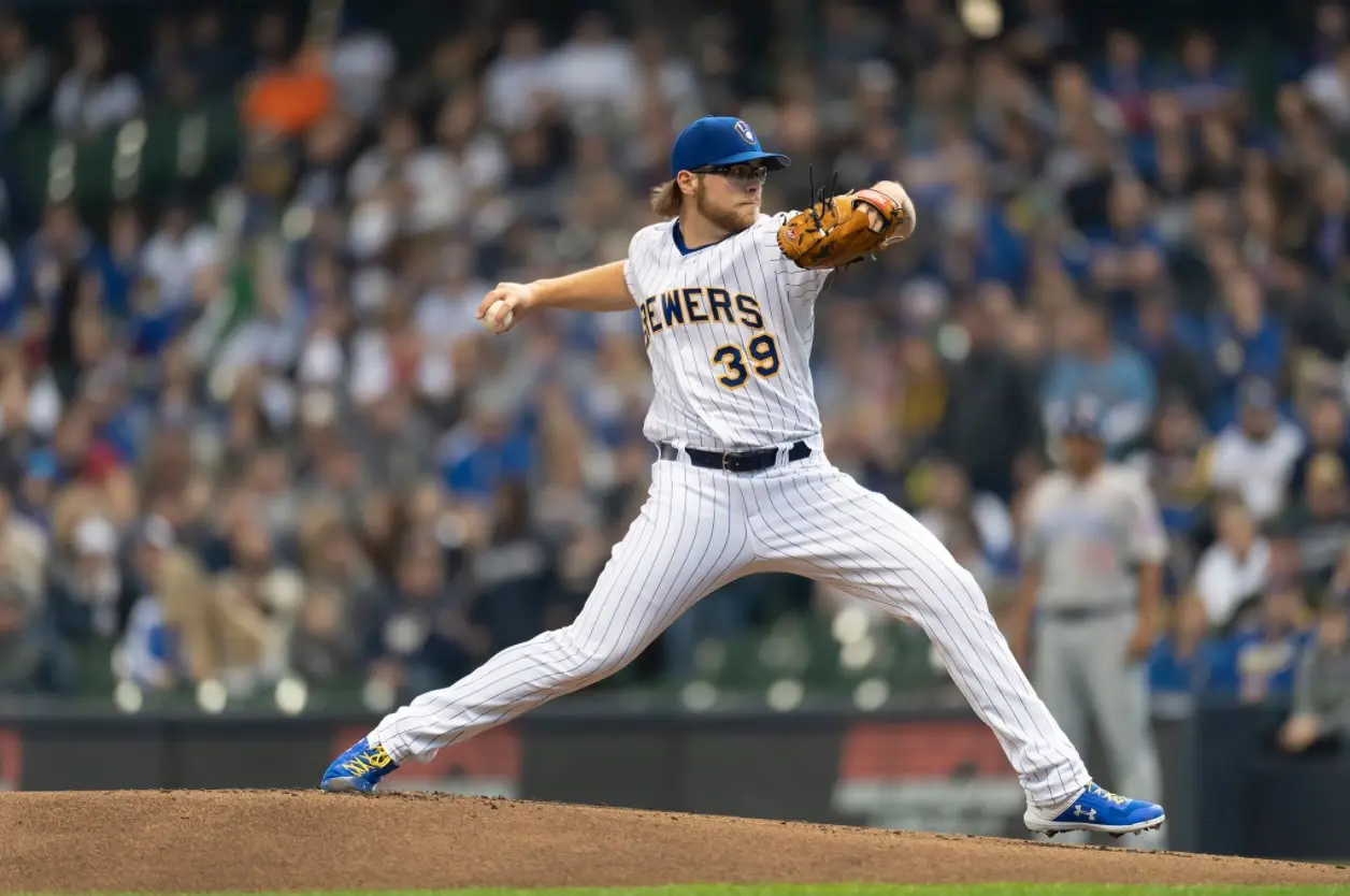 Corbin Burnes arremessando pelo Milwaukee Brewers em 2019