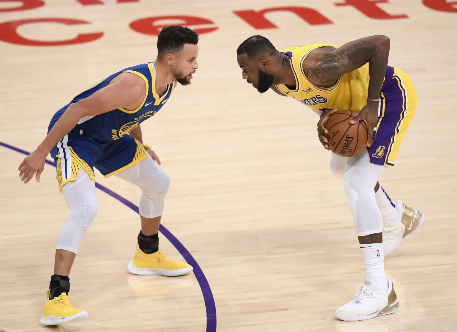 LOS ANGELES, CALIFORNIA - JANUARY 18: LeBron James #23 of the Los Angeles Lakers is guarded by Stephen Curry #30 of the Golden State Warriors during the first half at Staples Center on January 18, 2021 in Los Angeles, California. NOTE TO USER: User expressly acknowledges and agrees that, by downloading and/or using this Photograph, user is consenting to the terms and conditions of the Getty Images License Agreement. Mandatory Copyright Notice: Copyright 2021 NBAE