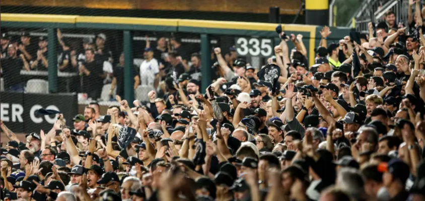 Torcida dos White Sox comemora no jogo 3 da ALDS