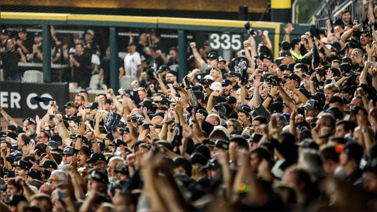 Torcida dos White Sox comemora no jogo 3 da ALDS