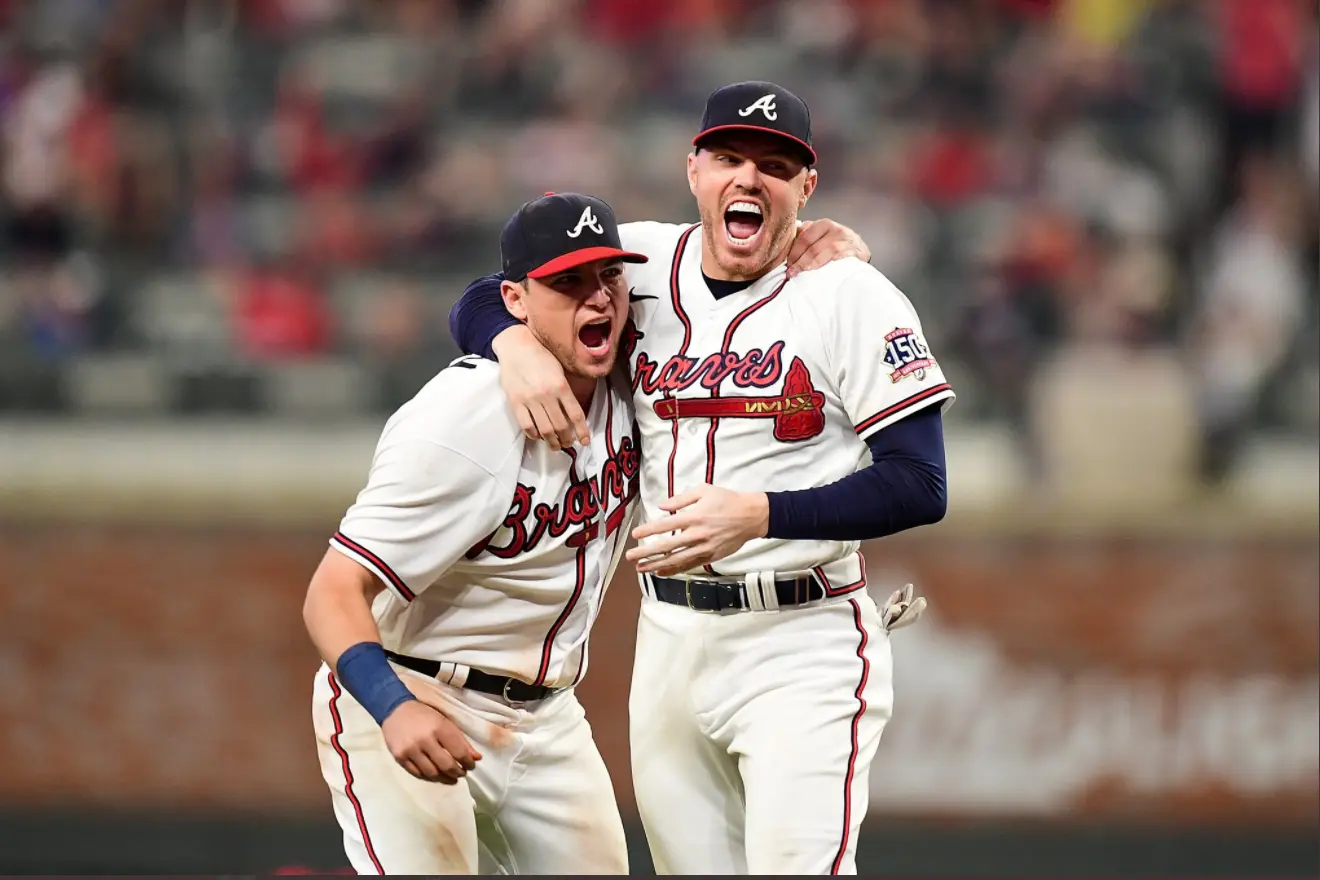 Freddie Freeman e Austin Riley comemoram a vitória dos Braves sobre os Brewers na NLDS