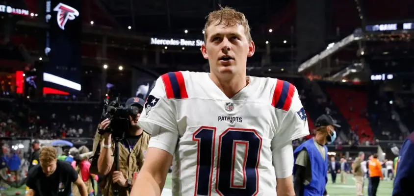 ATLANTA, GEORGIA - NOVEMBER 18: Mac Jones #10 of the New England Patriots reacts as the Patriots defeat the Falcons 25-0 at Mercedes-Benz Stadium on November 18, 2021 in Atlanta, Georgia