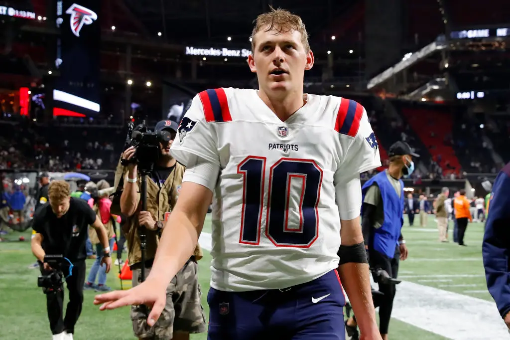 ATLANTA, GEORGIA - NOVEMBER 18: Mac Jones #10 of the New England Patriots reacts as the Patriots defeat the Falcons 25-0 at Mercedes-Benz Stadium on November 18, 2021 in Atlanta, Georgia