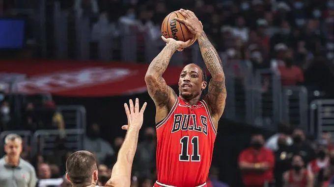 DeRozan (Bulls) brilha com 33 pontos na vitória contra os Hawks.