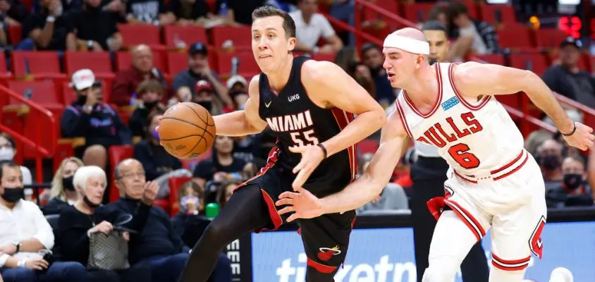 MIAMI, FLORIDA - DECEMBER 11: Duncan Robinson #55 of the Miami Heat drives to the basket against Alex Caruso #6 of the Chicago Bulls during the first half at FTX Arena on December 11, 2021 in Miami, Florida