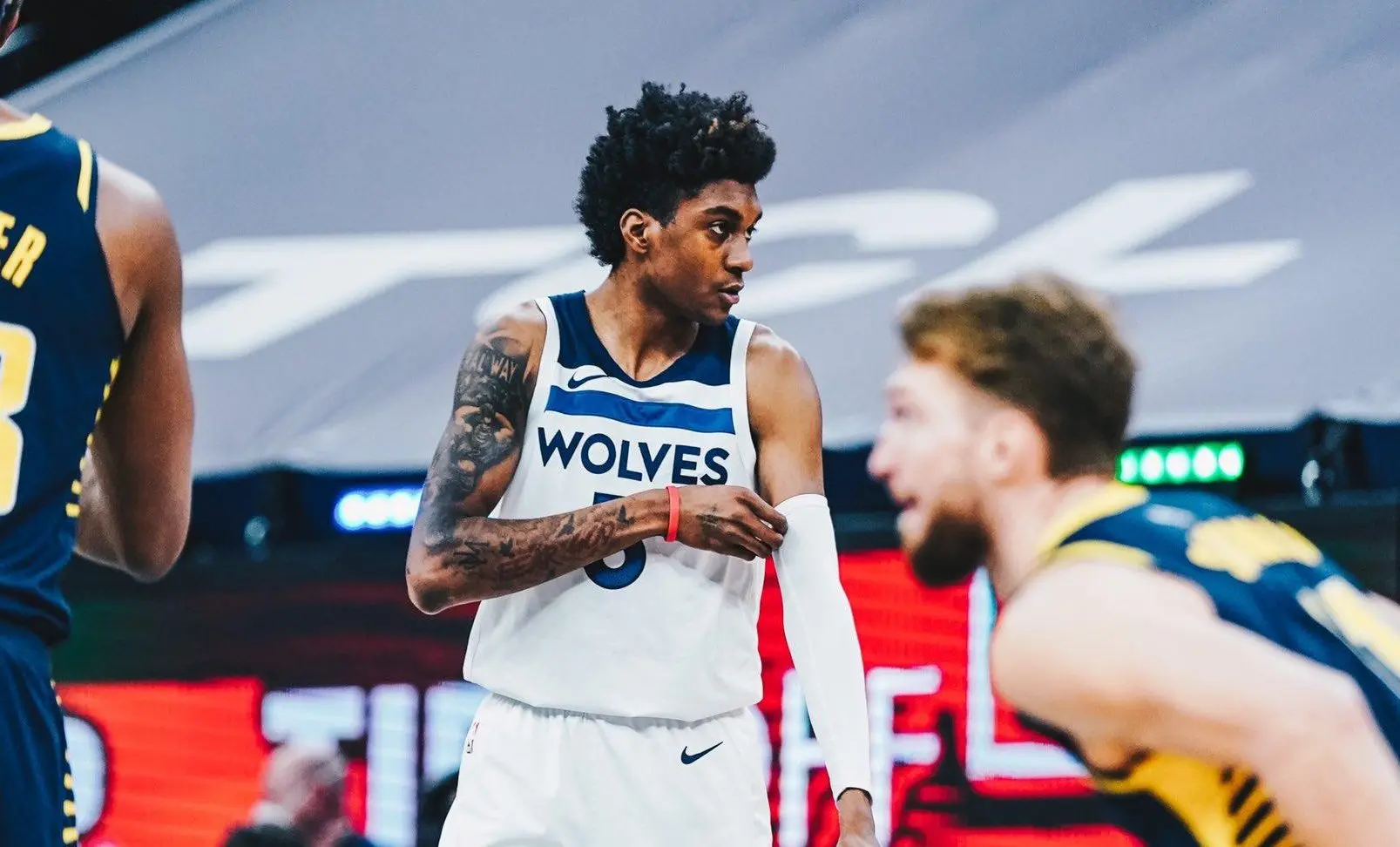 Com entorse no tornozelo, McDaniels fica fora dos Wolves por pelo menos duas semanas