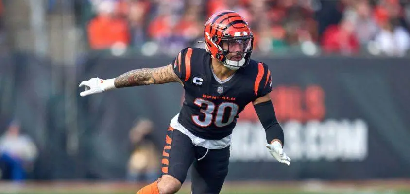 CINCINNATI, OH - DECEMBER 26: Cincinnati Bengals free safety Jessie Bates (30) runs during a game between the Cincinnati Bengals and the Baltimore Ravens on December 26, 2021, at Paul Brown Stadium in Cincinnati, OH