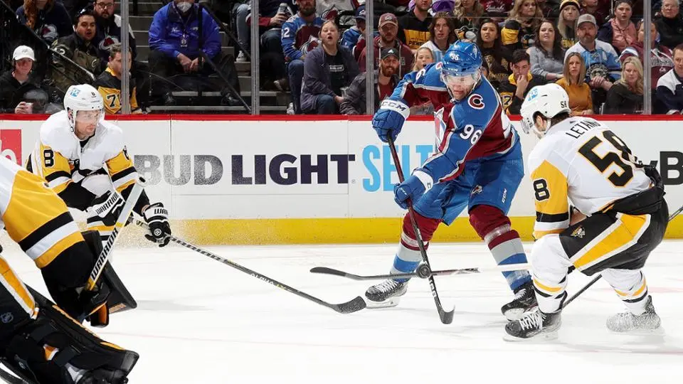 Toews (Avalanche) anota gol da vitória contra os Penguins.