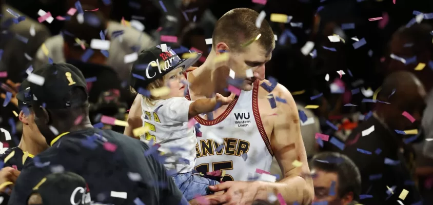 Nikola e Ognjena Jokic comemorando o título da NBA dos Nuggets