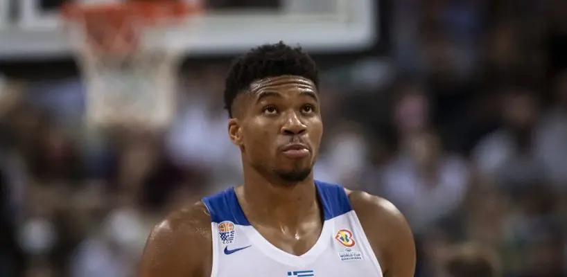 Giannis Antetokounmpo é poupado em jogo da Grécia pelo EuroBasket com um desconforto no joelho.