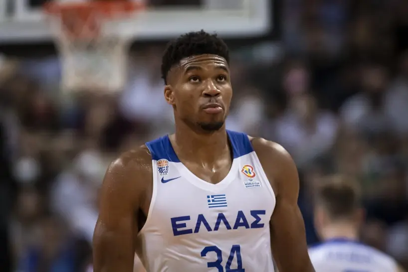 Giannis Antetokounmpo é poupado em jogo da Grécia pelo EuroBasket com um desconforto no joelho.