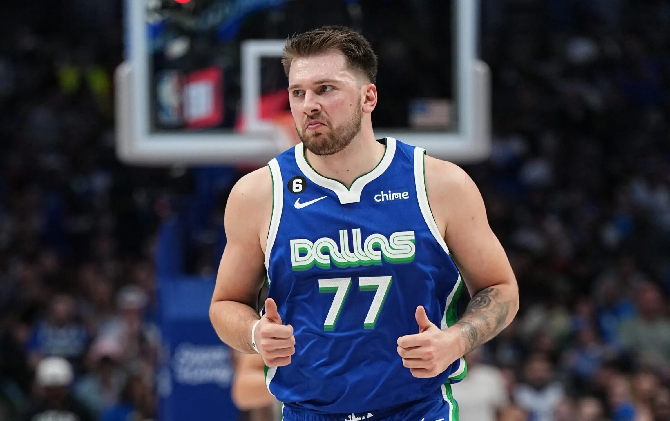 Com 41 pontos e triplo-duplo de Doncic, Mavs batem Warriors no Texas