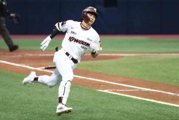 SEOUL, SOUTH KOREA - APRIL 02: Outfielder Lee Jung-Hoo #51 of the Kiwoom Heroes runs to first base in the bottom of the fifth inning during the Korean Baseball Organization (KBO) League opening game between Kiwoom Heroes and Lotte Giants at Gocheok Skydome on April 02, 2022 in Seoul, South Korea.