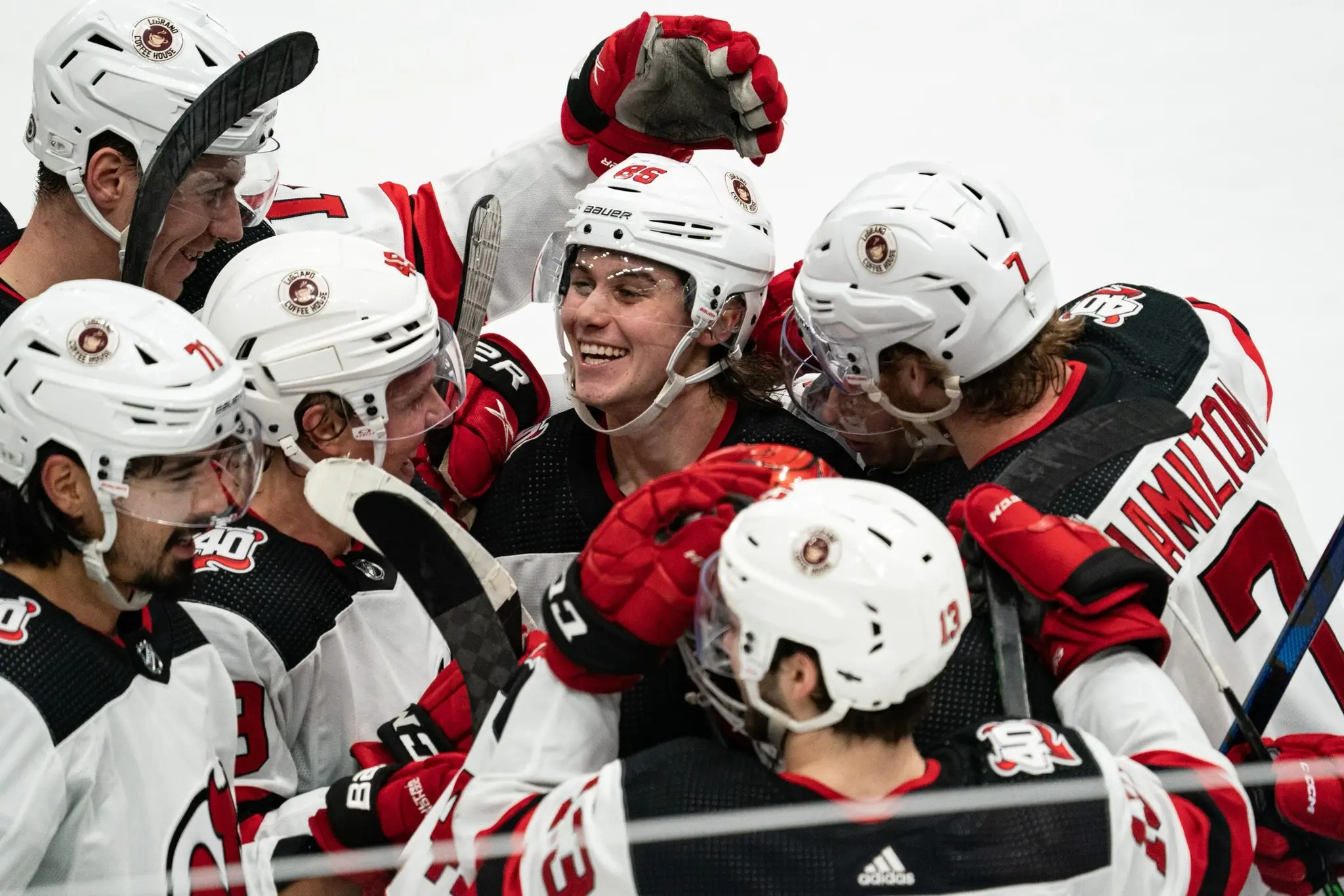 Jack Hughes marca no overtime e Devils vencem Stars de virada