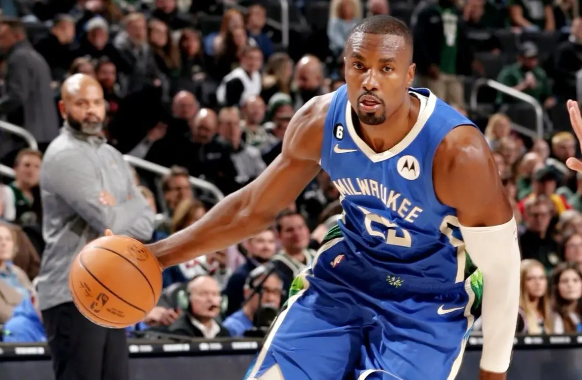 Em comum acordo, Bucks decidem trocar Serge Ibaka