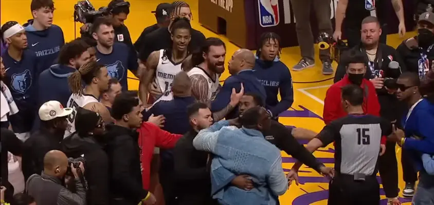 Shannon Sharpe se envolve em confusão com jogadores do Memphis Grizzlies em jogo contra o Los Angeles Lakers