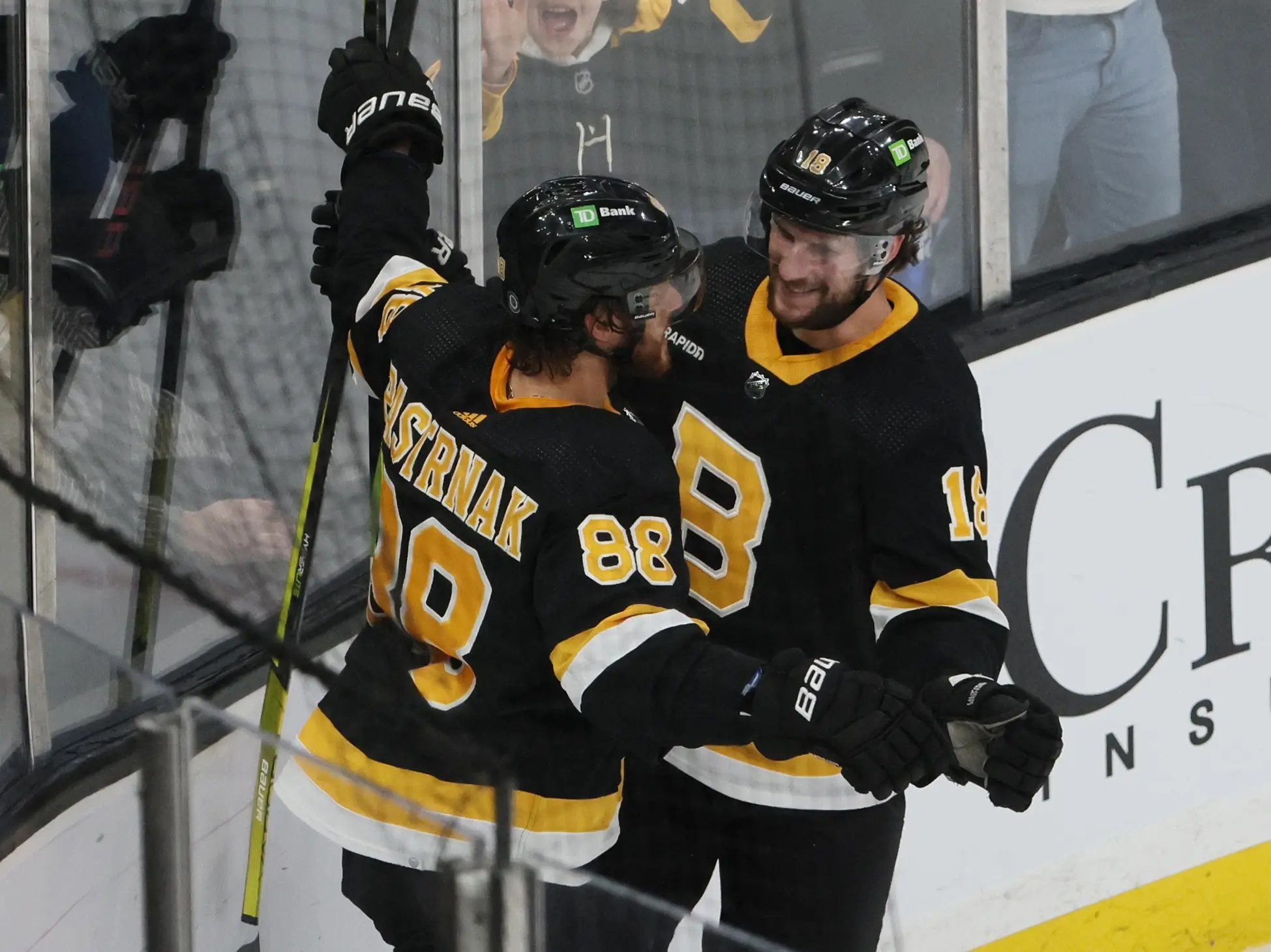 Bruins passam pelos Senators com dois gols de Pastrnak