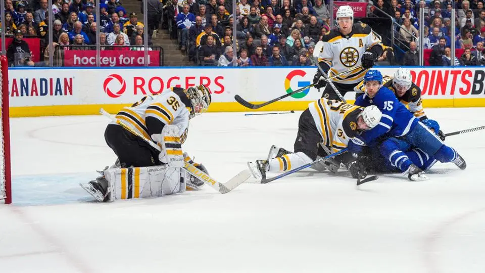 Linus Ullmark faz grande jogo e Bruins vencem Maple Leafs