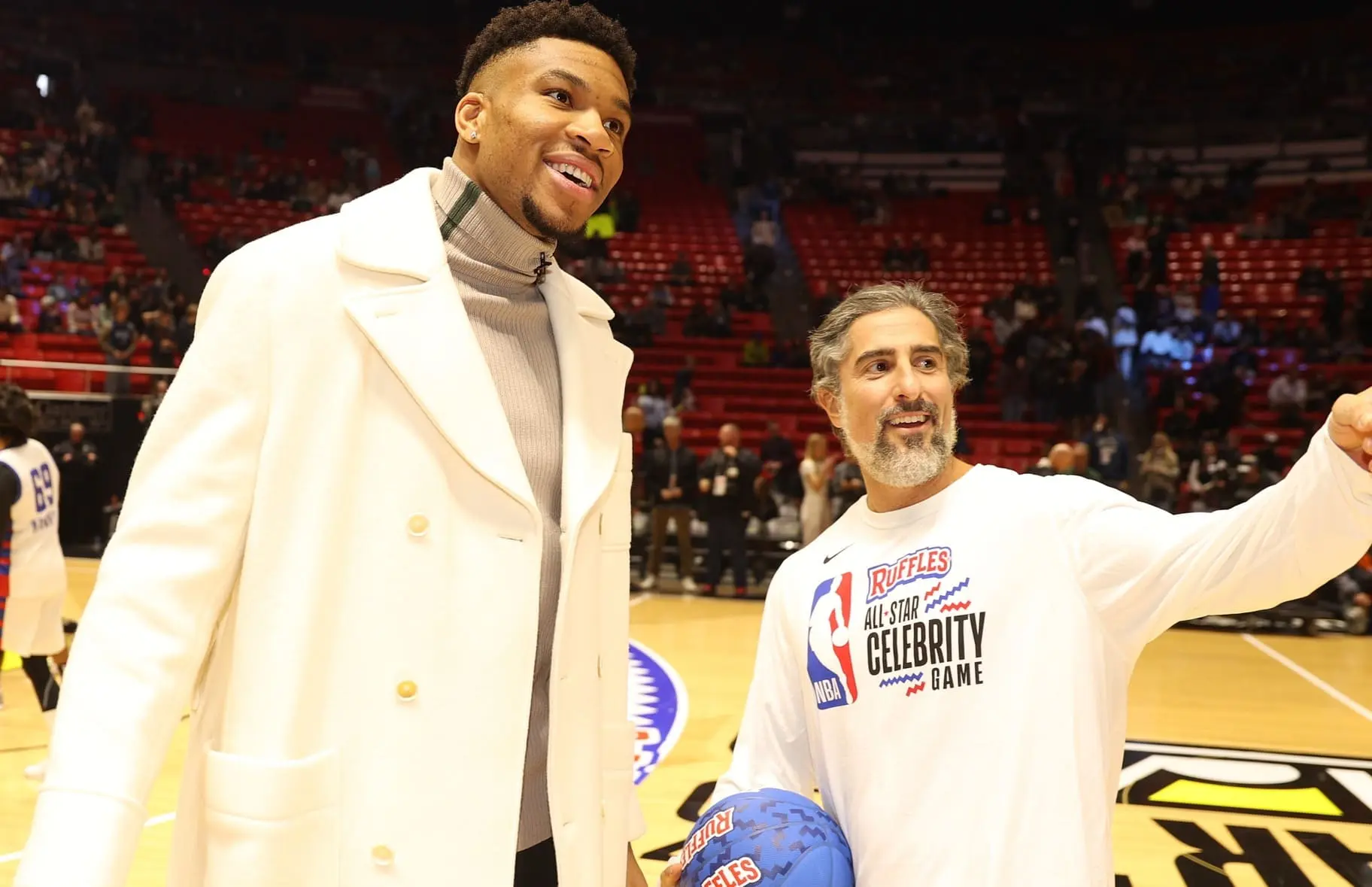 Marcos Mion e Giannis Antetokounmpo no Celebrity Game da NBA 2023