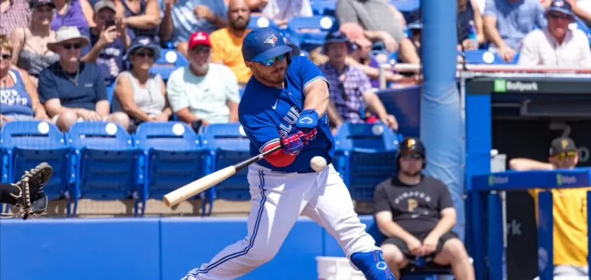 Alejandro Kirk, catcher do Toronto Blue Jays, rebatendo durante uma partida