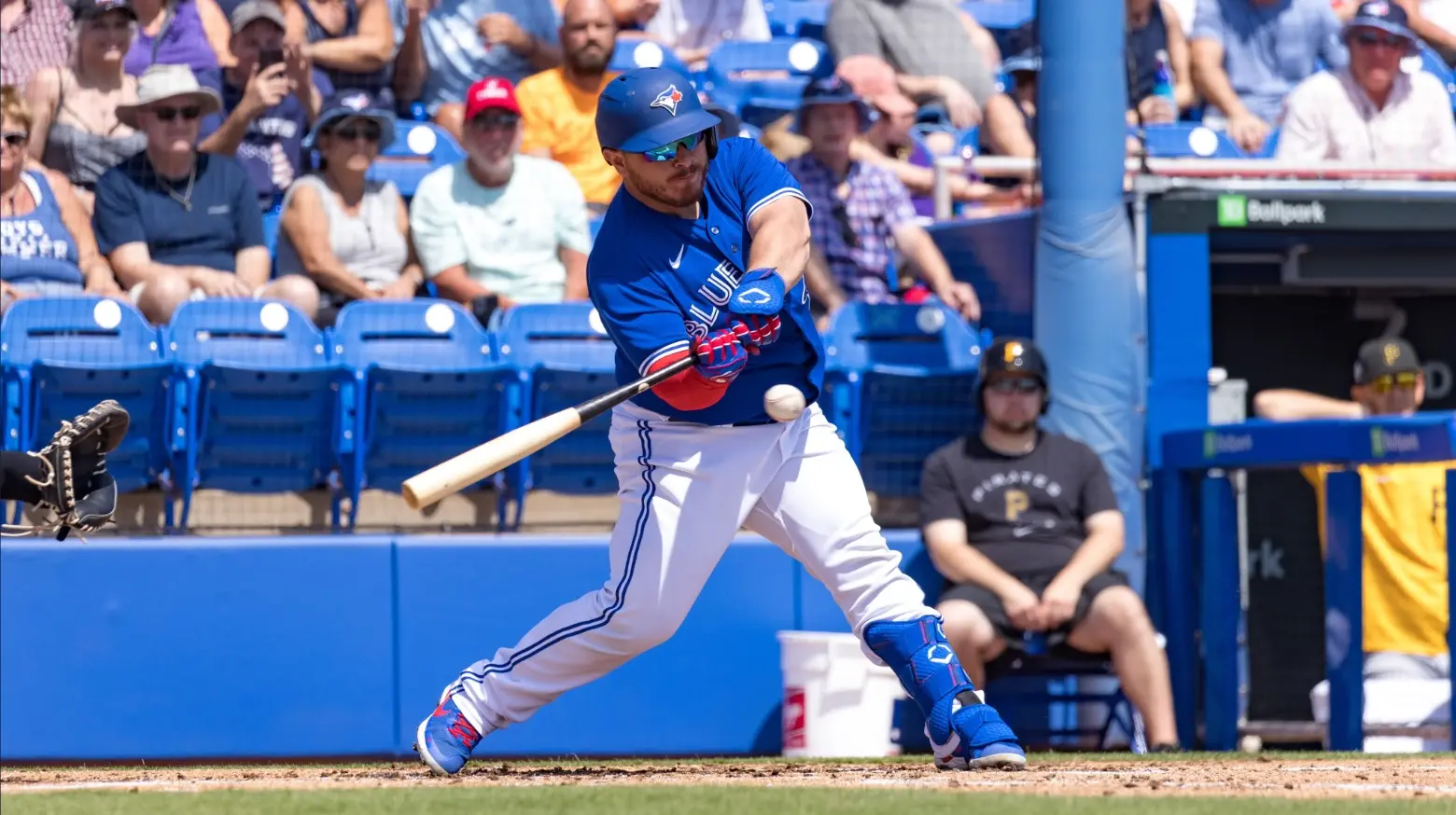 Alejandro Kirk, catcher do Toronto Blue Jays, rebatendo durante uma partida