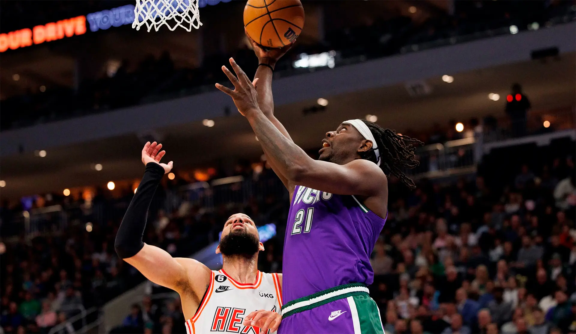 Antetokounmpo se machuca, mas Bucks vencem Heat e chegam à 13ª vitória consecutiva