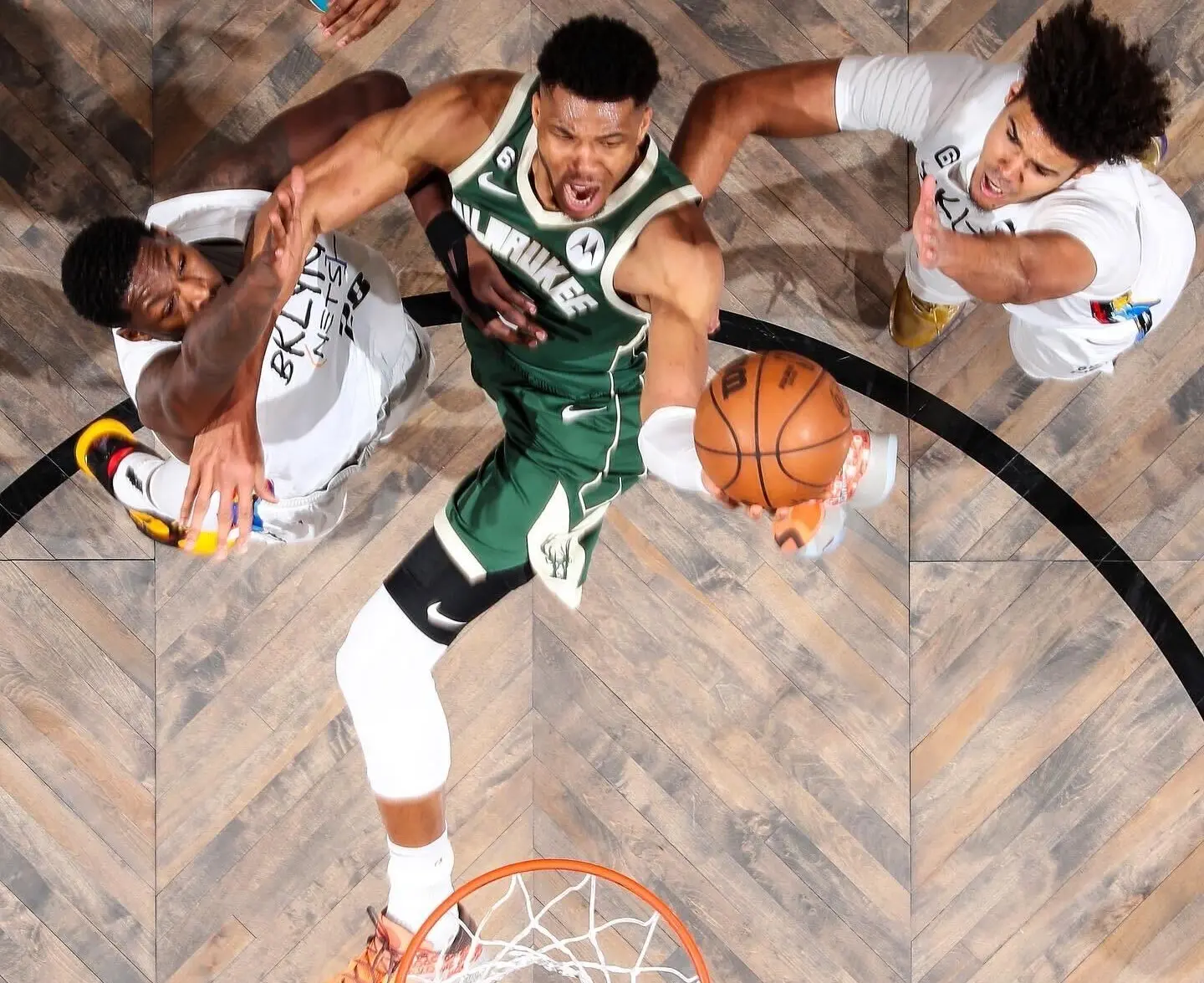 Bucks vencem Nets e assumem liderança da Conferência Leste