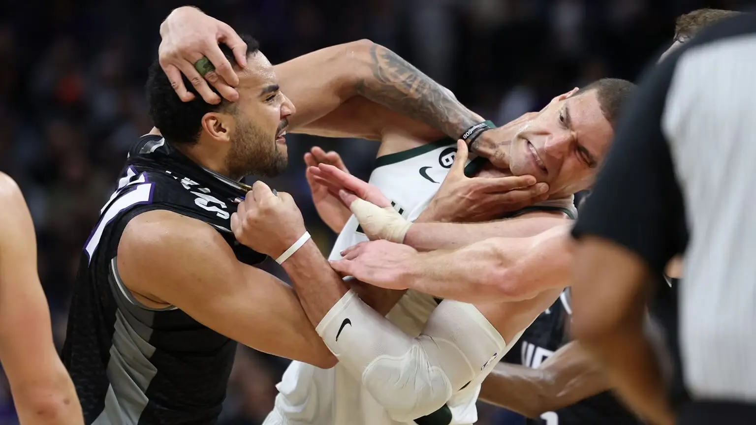 NBA suspende Trey Lyles e multa Brook Lopez por briga