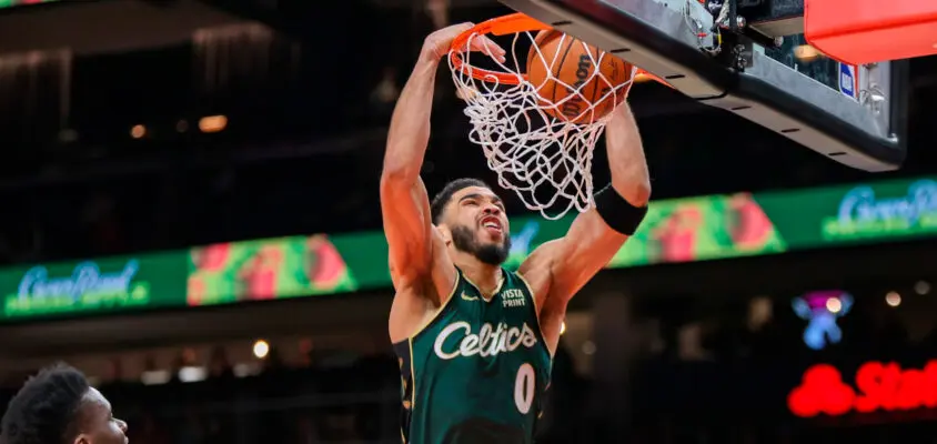 Tatum e Brown combinam para 58 pontos em vitória dos Celtics em cima dos Hawks