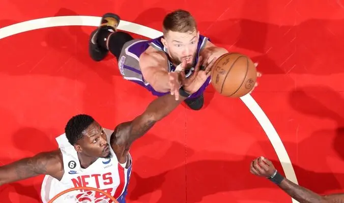 Com duplo-duplo de Sabonis, Kings vencem os Nets