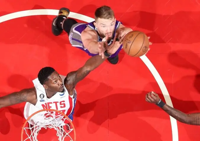 Com duplo-duplo de Sabonis, Kings vencem os Nets