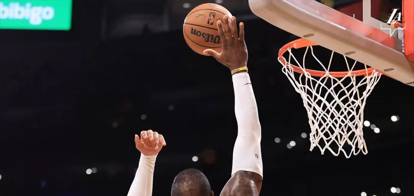 Lakers vencem Grizzlies na prorrogação com atuação decisiva de LeBron